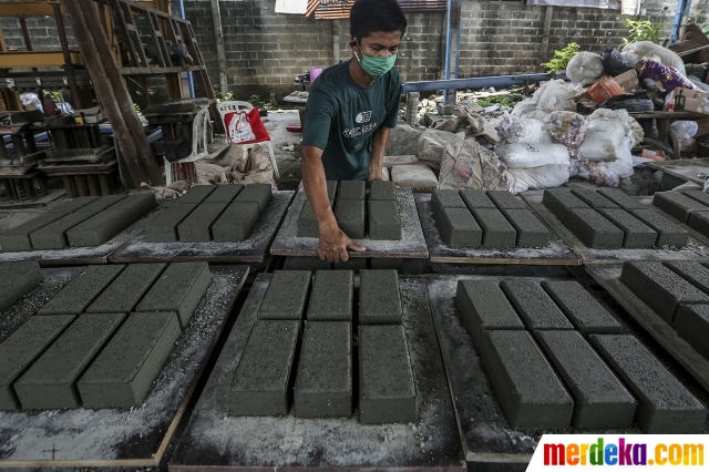 Foto Melihat Pembuatan Paving Block Berbahan Sampah 