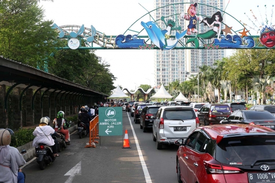 Libur Panjang, Sejumlah Kendaraan Antre Masuk Kawasan Ancol