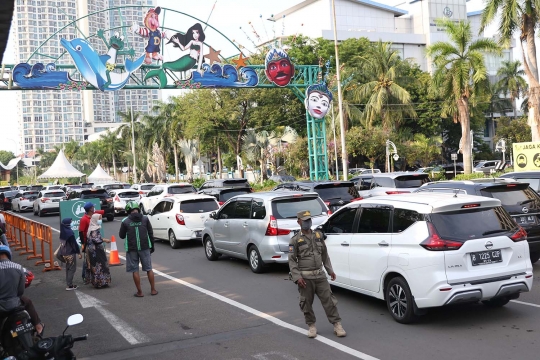 Libur Panjang, Sejumlah Kendaraan Antre Masuk Kawasan Ancol