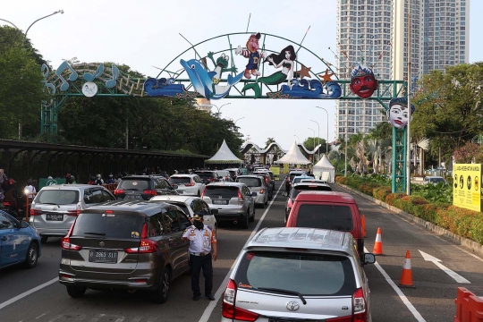 Libur Panjang, Sejumlah Kendaraan Antre Masuk Kawasan Ancol