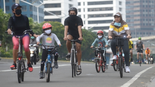 Warga Manfaatkan Libur Panjang dengan Bersepeda