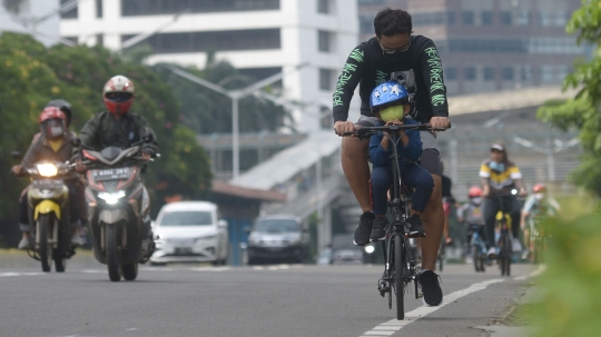 Warga Manfaatkan Libur Panjang dengan Bersepeda