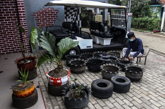 Melihat Pembuatan Pot Bunga dari Ban Bekas
