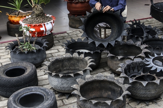 Melihat Pembuatan Pot Bunga dari Ban Bekas