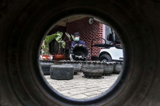 Melihat Pembuatan Pot Bunga dari Ban Bekas
