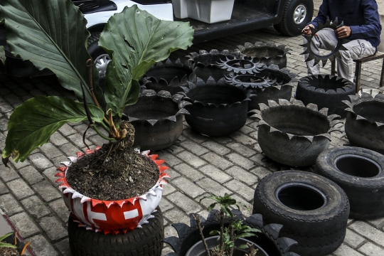 Melihat Pembuatan Pot Bunga dari Ban Bekas