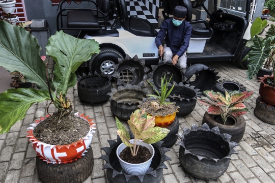 Melihat Pembuatan Pot Bunga dari Ban Bekas