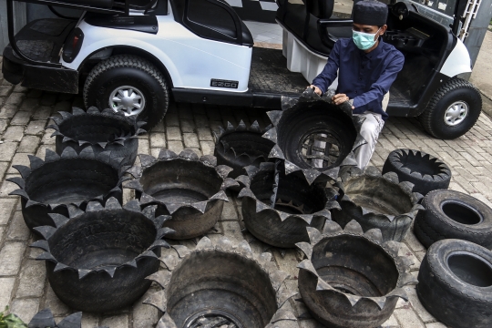 Melihat Pembuatan Pot Bunga dari Ban Bekas