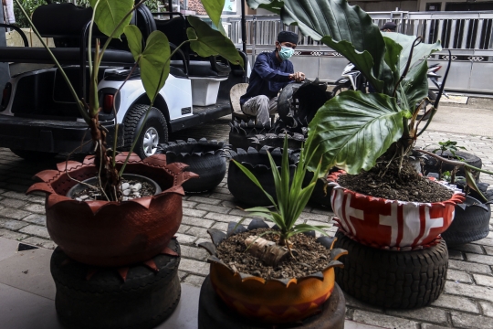 Melihat Pembuatan Pot Bunga dari Ban Bekas