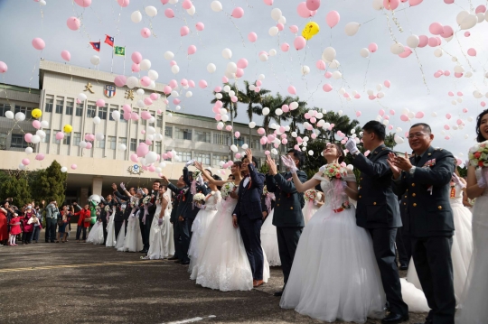 Dua Pasangan Sejenis Menikah di Acara Nikah Massal Prajurit Taiwan