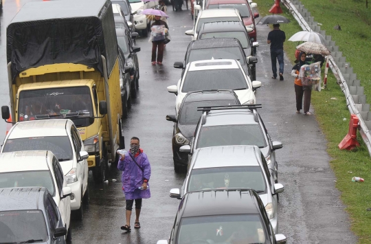 Pedagang Mengais Rezeki di Tengah Penutupan Jalur Menuju Puncak