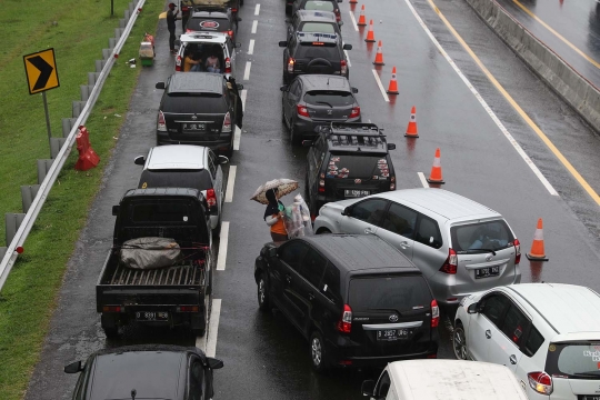 Pedagang Mengais Rezeki di Tengah Penutupan Jalur Menuju Puncak