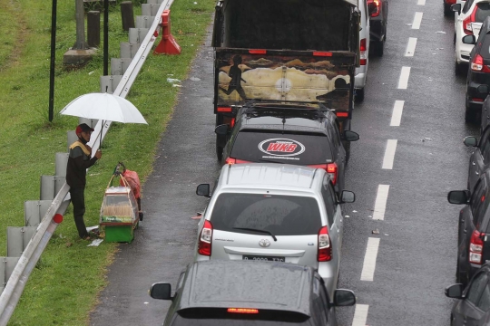 Pedagang Mengais Rezeki di Tengah Penutupan Jalur Menuju Puncak