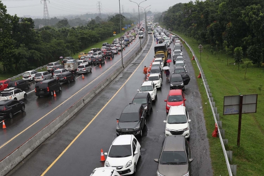 Kendaraan Menuju Puncak Terjebak Buka Tutup Arus