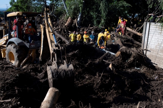 Penampakan Tanah Longsor Kubur Puluhan Rumah di El Salvador