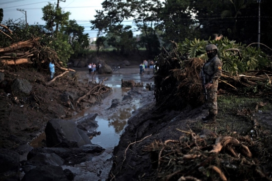 Penampakan Tanah Longsor Kubur Puluhan Rumah di El Salvador