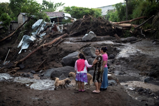 Penampakan Tanah Longsor Kubur Puluhan Rumah di El Salvador