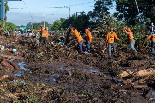 Penampakan Tanah Longsor Kubur Puluhan Rumah di El Salvador