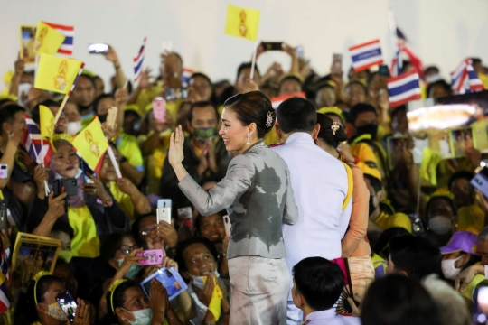 Di Tengah Gelombang Protes, Raja Thailand Sapa Para Bangsawan