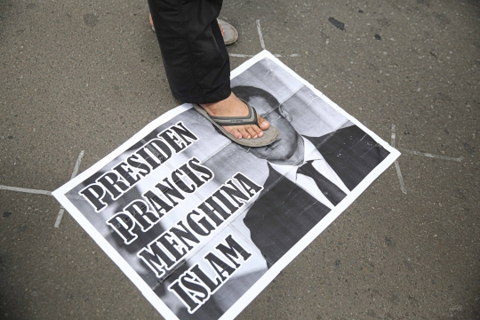 Aksi Mengecam Presiden Prancis di Sarinah