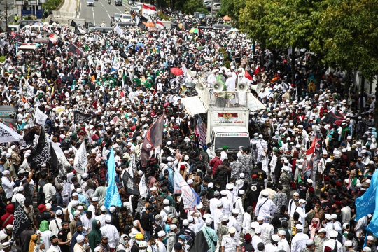 Aksi Mengecam Presiden Prancis di Sarinah