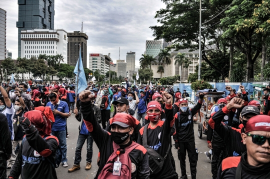 Aksi Ratusan Buruh Tolak UU Cipta Kerja