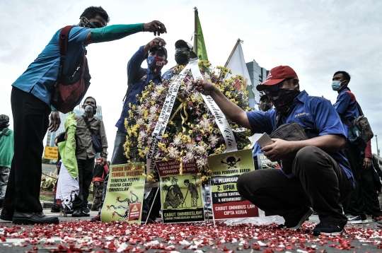 Aksi Ratusan Buruh Tolak UU Cipta Kerja