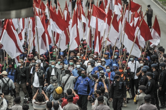 Aksi Ratusan Buruh Tolak UU Cipta Kerja