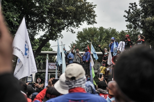 Aksi Ratusan Buruh Tolak UU Cipta Kerja