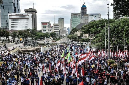 Aksi Ratusan Buruh Tolak UU Cipta Kerja