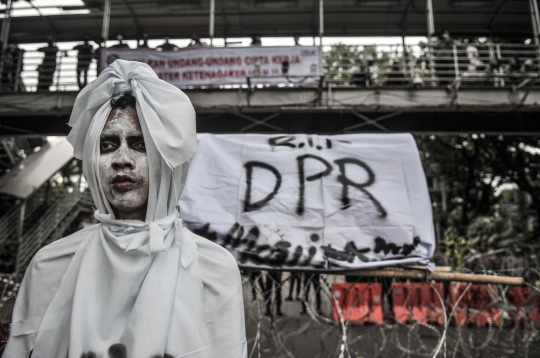 Pocong Mahasiswa 