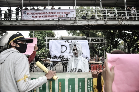 Pocong Mahasiswa 