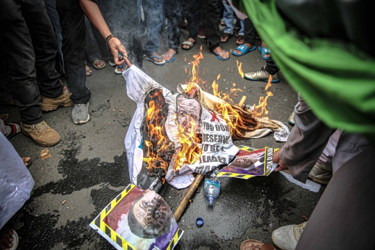 Aksi Massa Injak dan Bakar Poster Presiden Prancis