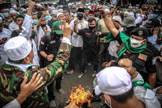 Aksi Massa Injak dan Bakar Poster Presiden Prancis