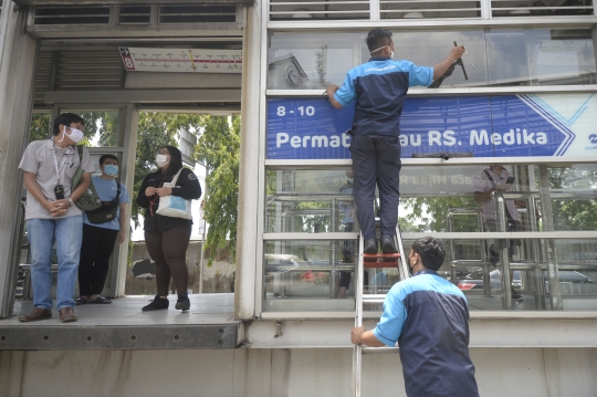 Beri Kenyamanan Penumpang, Petugas Bersihkan Halte Transjakarta