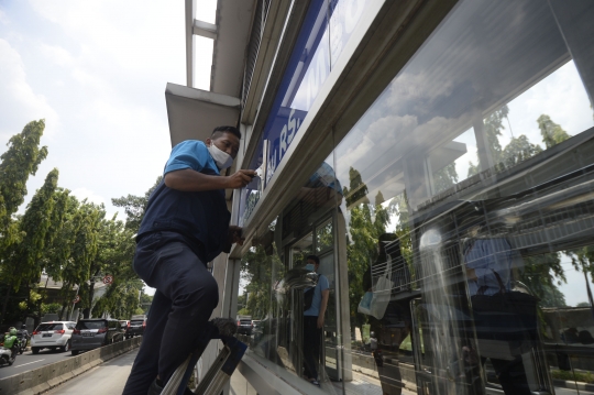 Beri Kenyamanan Penumpang, Petugas Bersihkan Halte Transjakarta