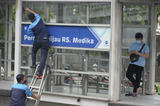 Beri Kenyamanan Penumpang, Petugas Bersihkan Halte Transjakarta