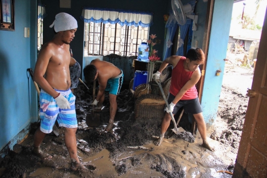 Gotong-royong Membersihkan Lumpur Usai Hantaman Topan Goni