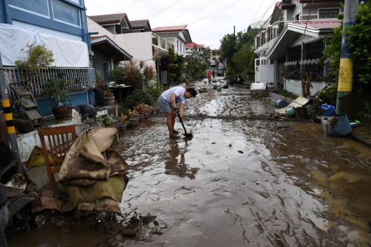 Gotong-royong Membersihkan Lumpur Usai Hantaman Topan Goni