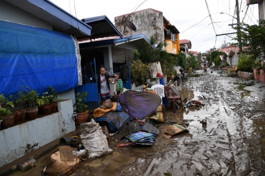 Gotong-royong Membersihkan Lumpur Usai Hantaman Topan Goni