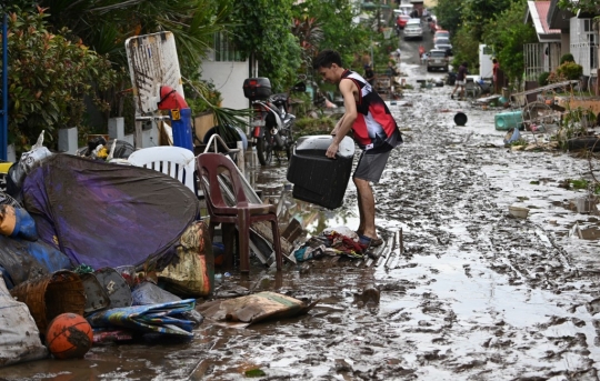 Gotong-royong Membersihkan Lumpur Usai Hantaman Topan Goni