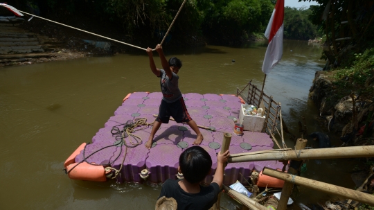 Naik Perahu Eretan Menyeberangi Sungai Ciliwung