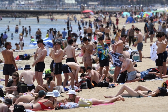 4 Hari Nol Kasus Covid-19, Warga Australia Serbu Pantai