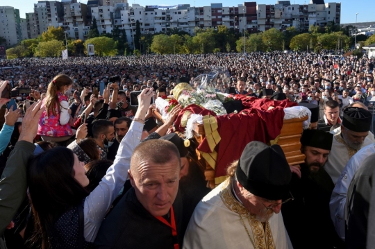 Meninggal karena Covid-19, Jenazah Pemimpin Gereja Serbia Diciumi Pelayat