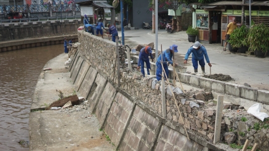 Turap Anak Sungai Ciliwung Ditinggikan