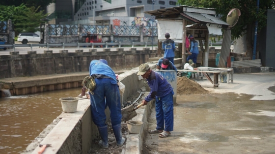 Turap Anak Sungai Ciliwung Ditinggikan