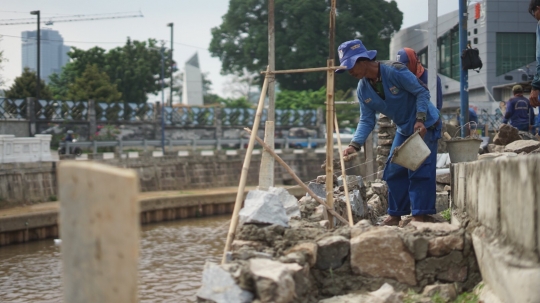 Turap Anak Sungai Ciliwung Ditinggikan