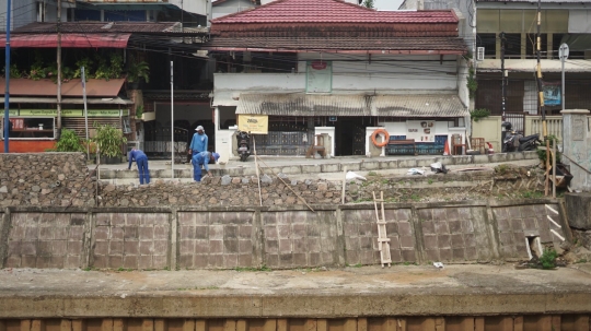 Turap Anak Sungai Ciliwung Ditinggikan