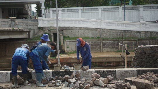 Turap Anak Sungai Ciliwung Ditinggikan