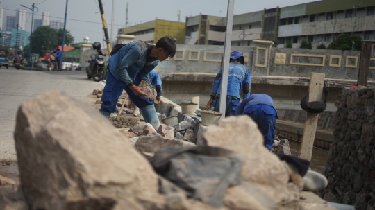 Turap Anak Sungai Ciliwung Ditinggikan